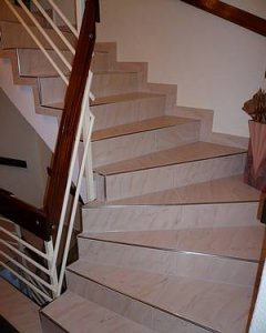 Gewendelte-Treppe-aus-Feinsteinzeug-Bild11.jpg