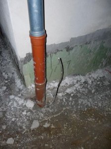 Regenwasserrohr - Anschluss an Fundamenterder Teil 1.jpg