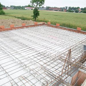 Fertigdecke auf EG, ohne Oberbewehrung, vorne Installationsschacht als Loch in der Decke