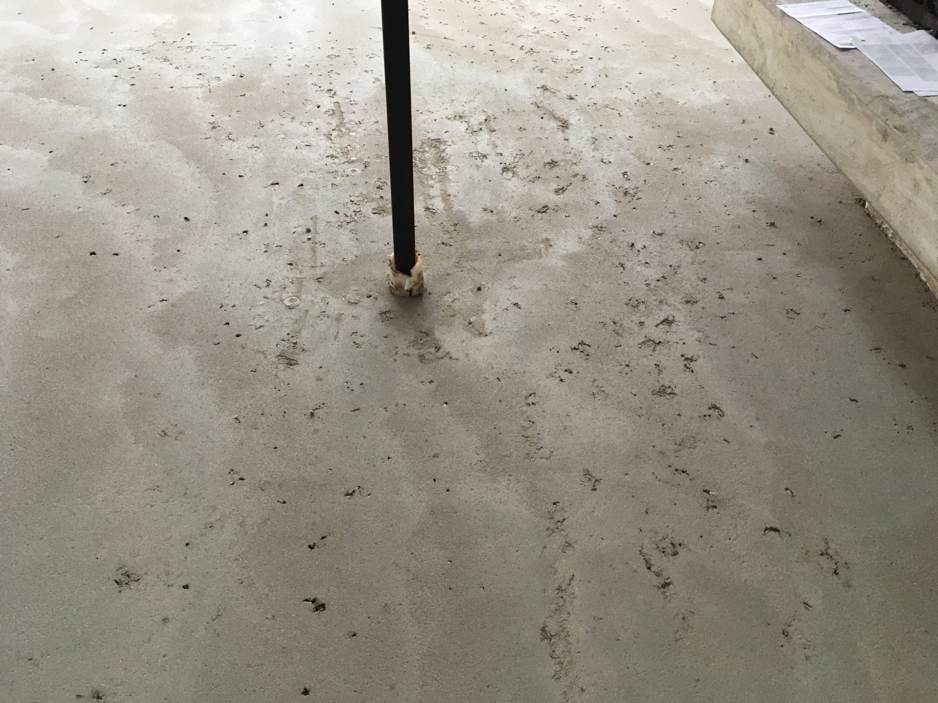 Löcher im Estrich normal?