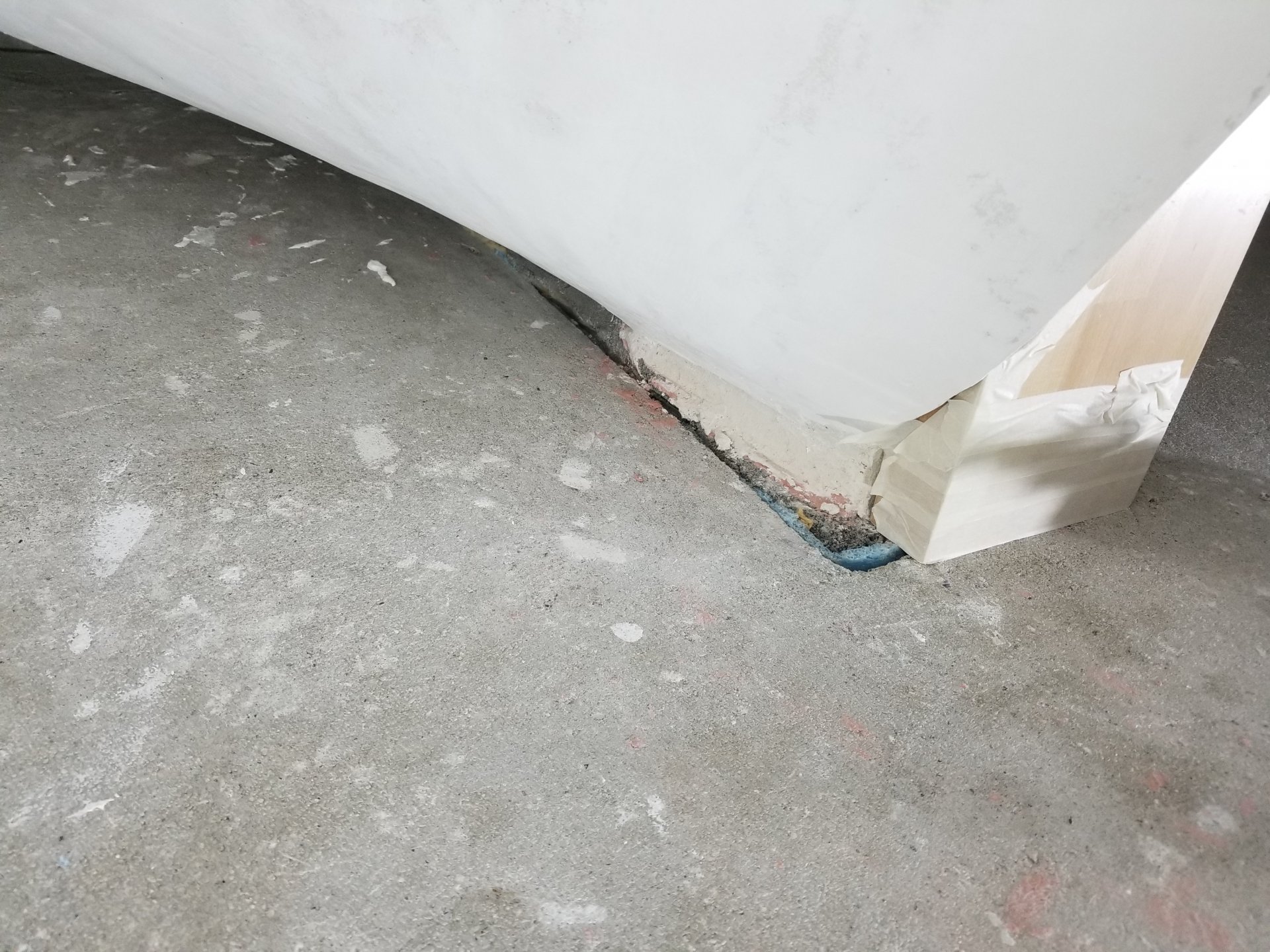 Fliesen über Estrich-Randdämmstreifen an Treppe