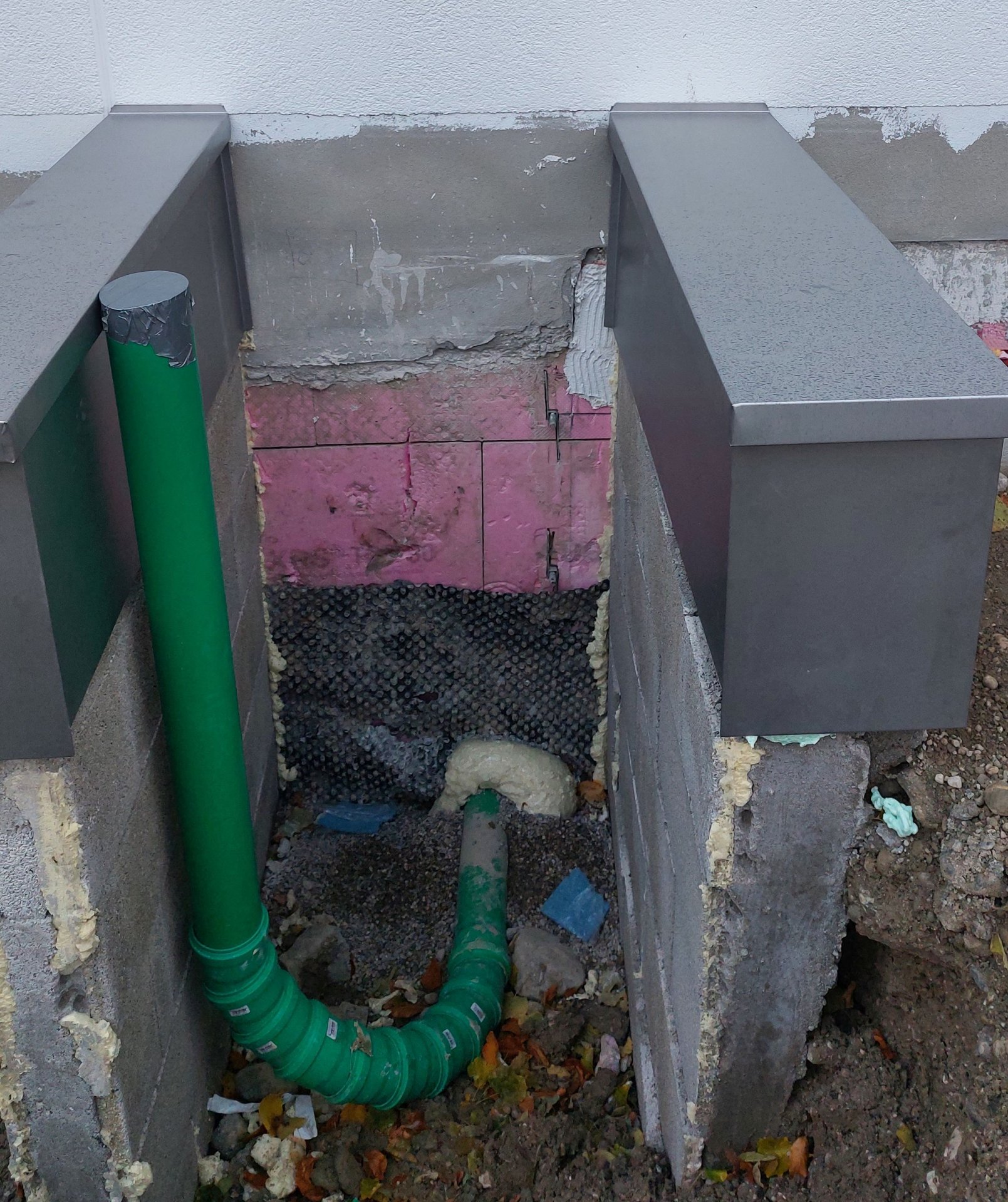 20231116_Hinter_Wärmepumpe_Ausschnitt.jpg
