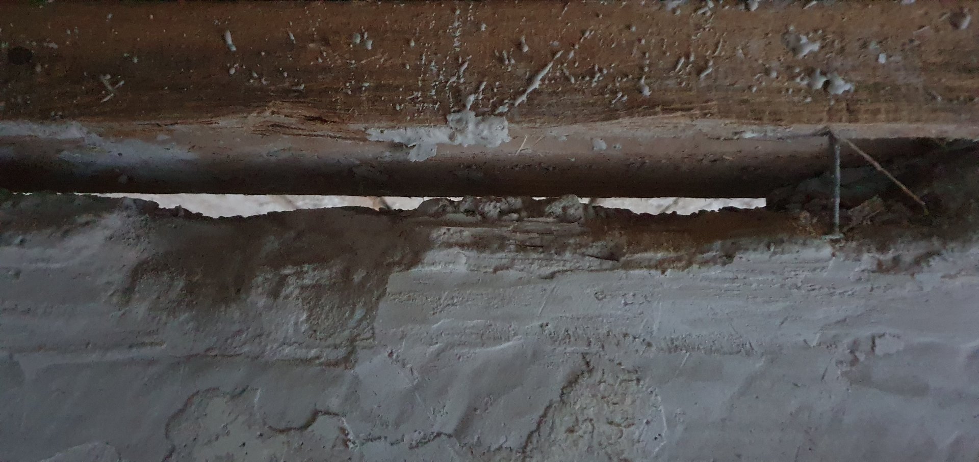 Spalt zwischen Deckenbalken und Wand