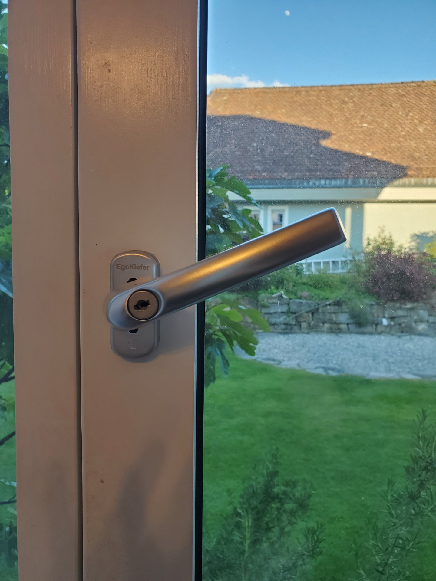 DrehkippFenster in Kippstellung UND offen in Drehstellung, lässt sich nicht schliessen.