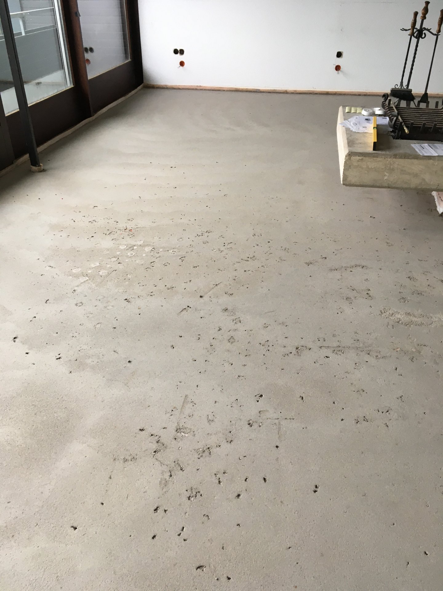 Löcher im Estrich normal?