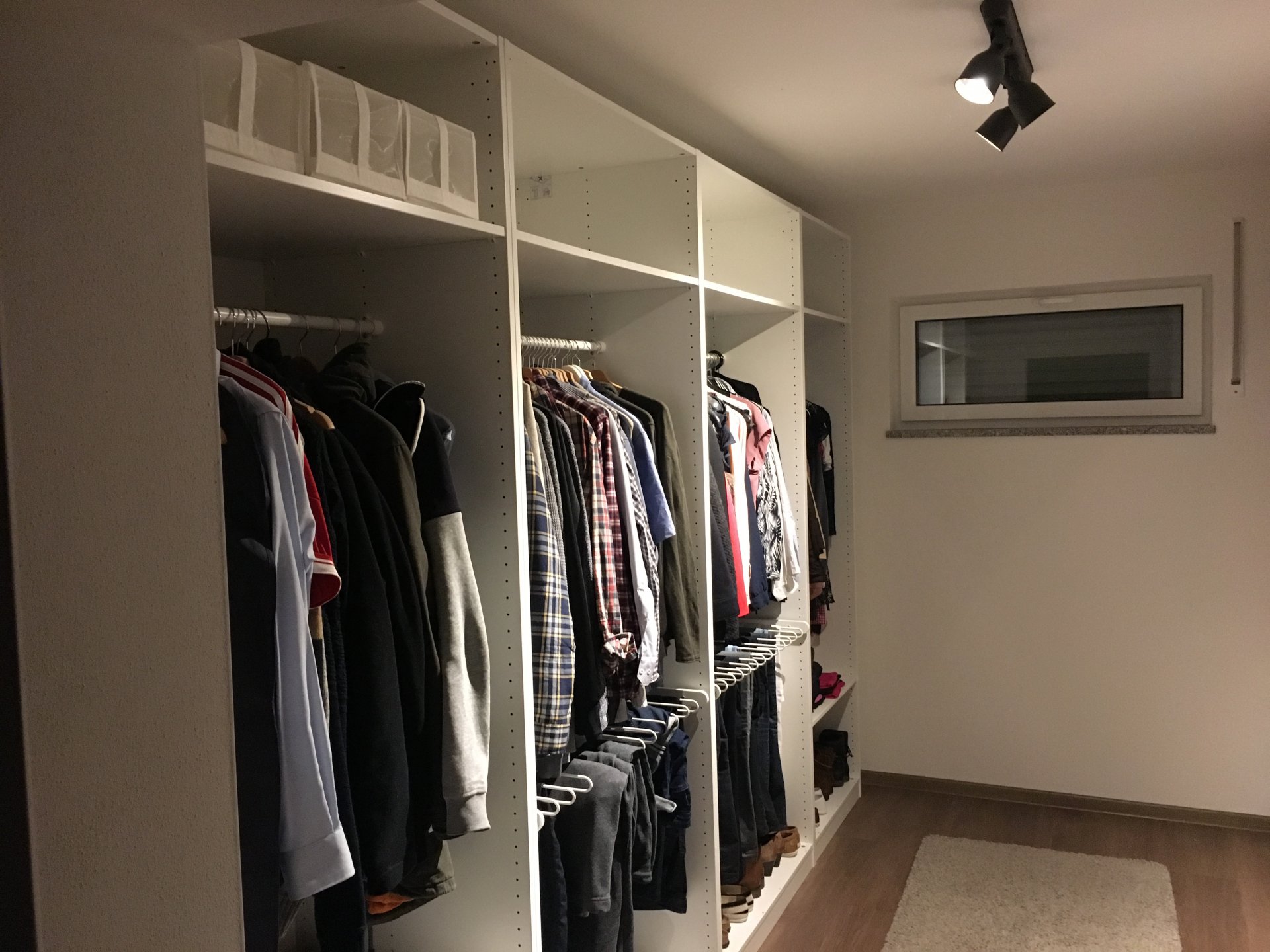 Wie weit Kleiderschrank von der Wand weg stehen?