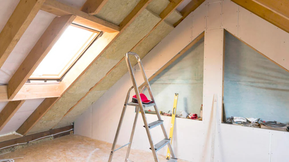 aufmacher-dachboden-ausbauen-873936938-istock.jpg
