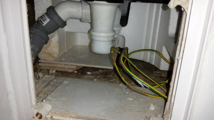 Bad Sondert Einen Atzenden Und Beissenden Geruch Ab Inkl Bilder