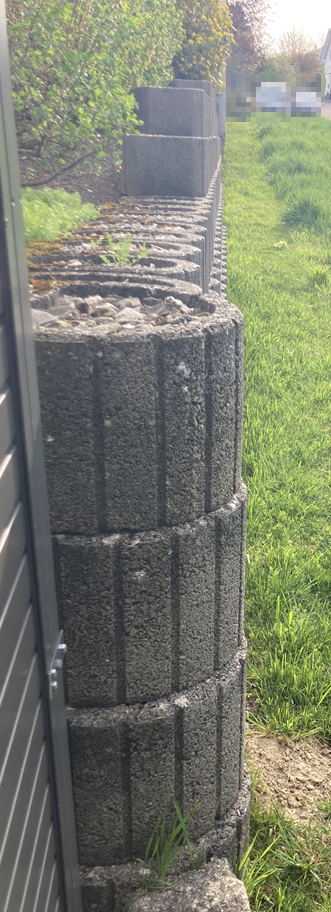 Grenzmauer_Pflanzsteine.png
