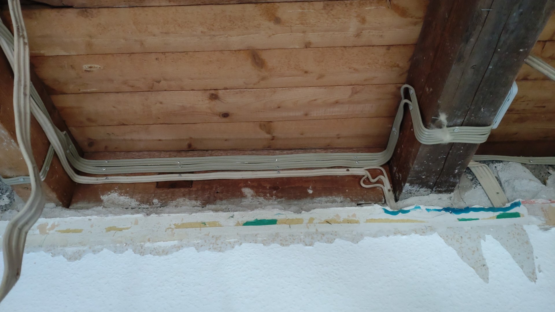 Leitung verputzer Wand in abgehangene Decke HaustechnikDialog