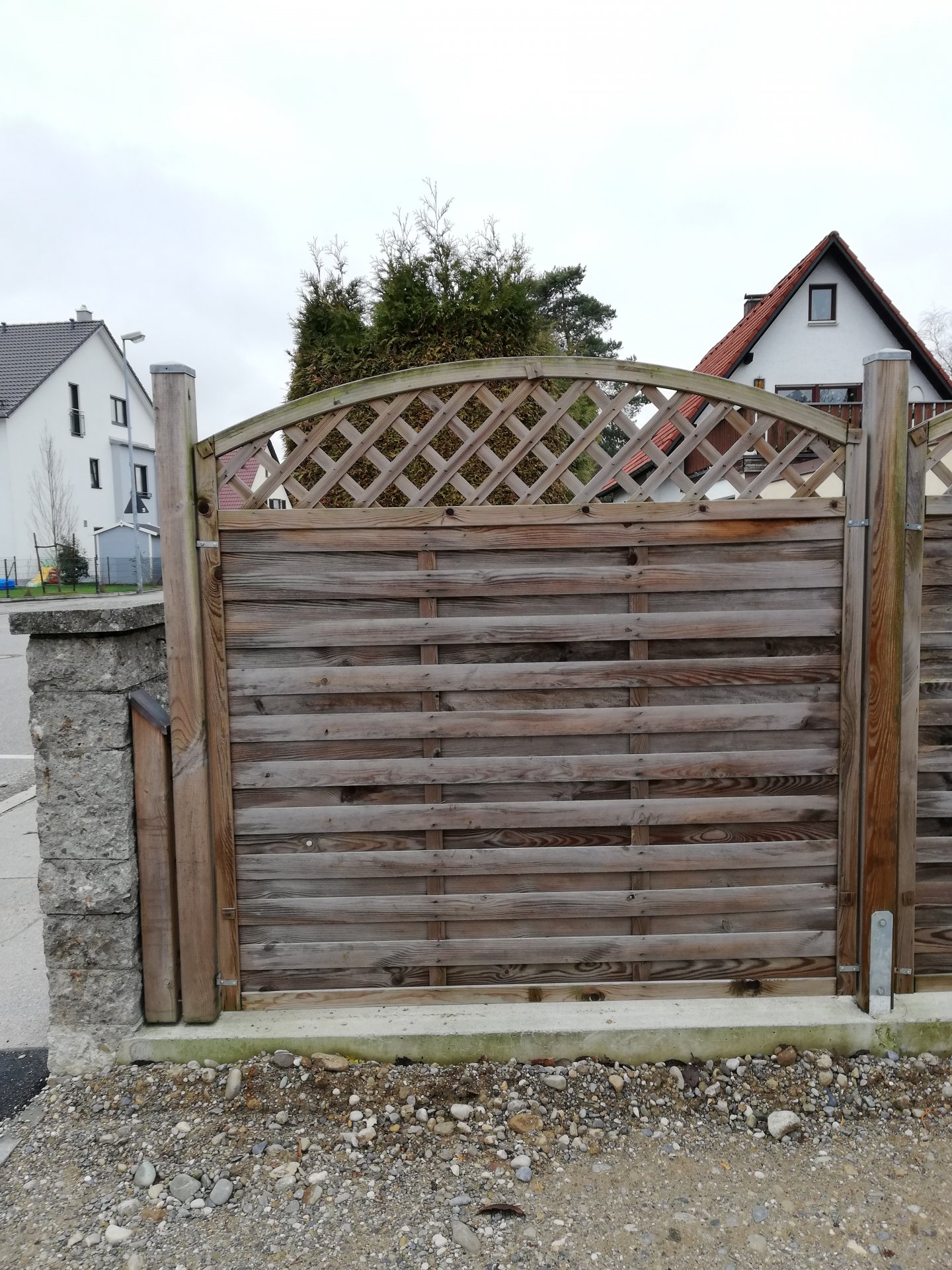Betonsockel Mit Zaun Abreissen Und Wieder Aufbauen