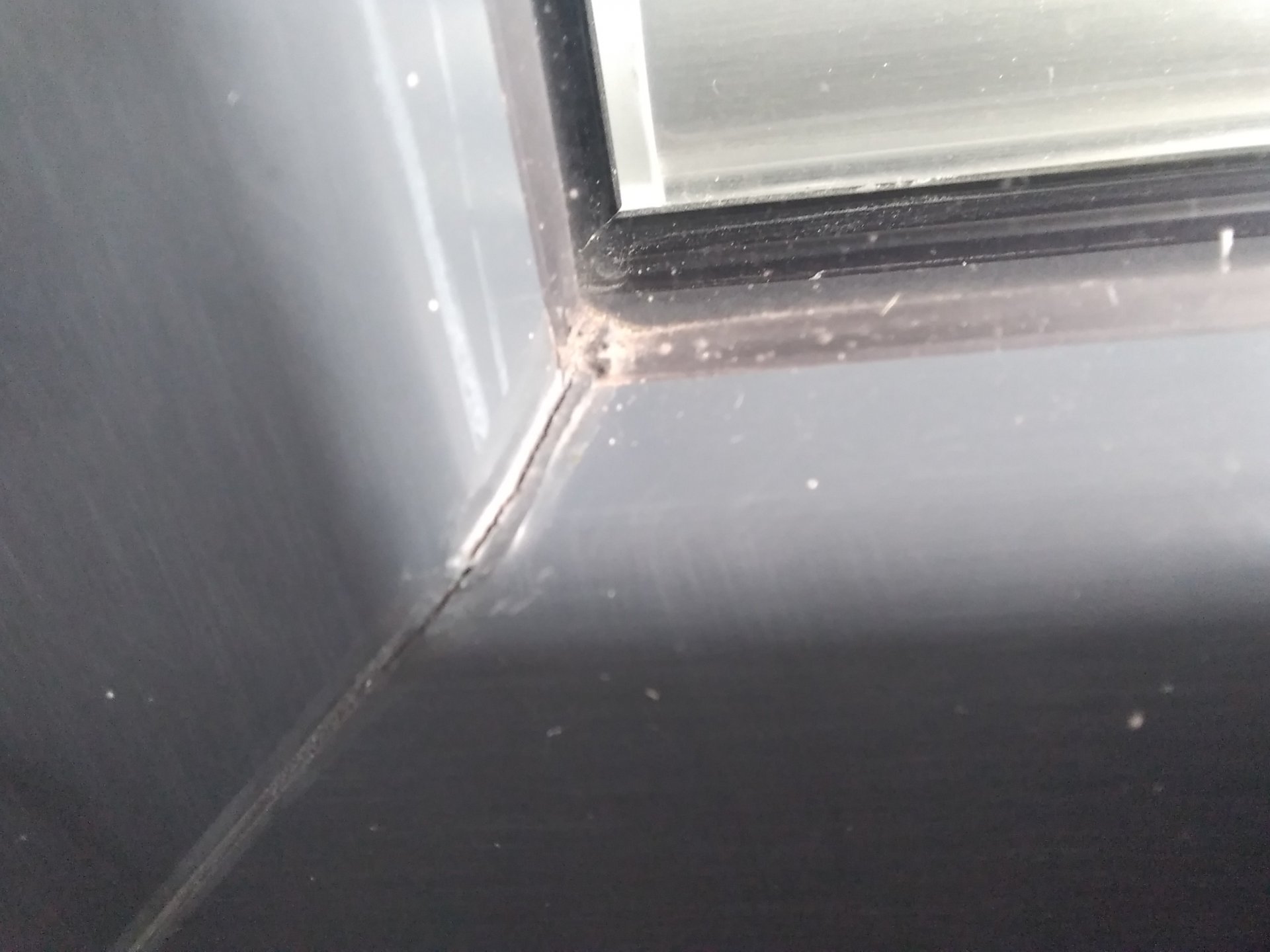 Risse Gehrungsnähten an Fenster aus Kunststoff