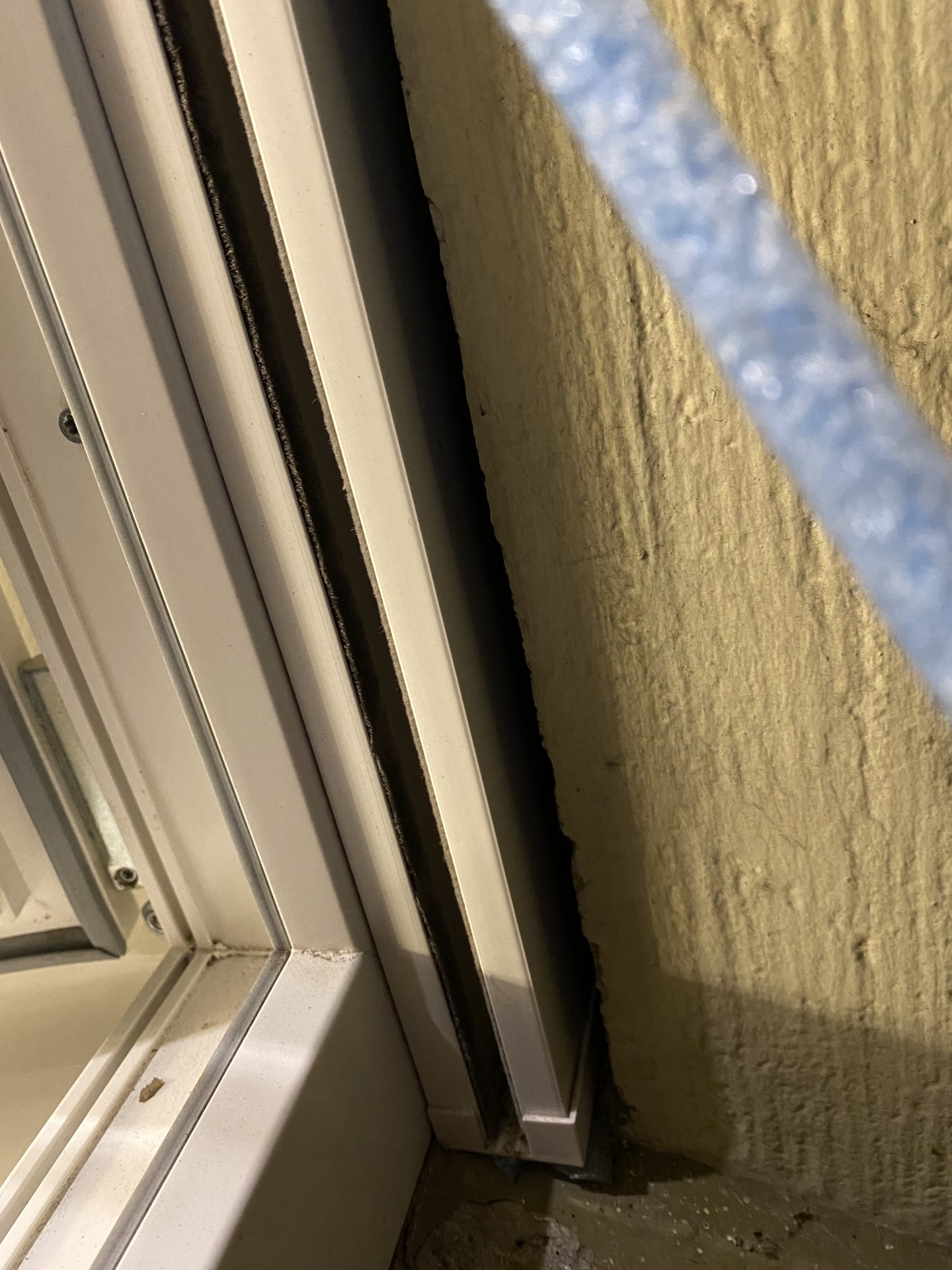 Spalt zwischen Fenster und Mauerwerk abdichten