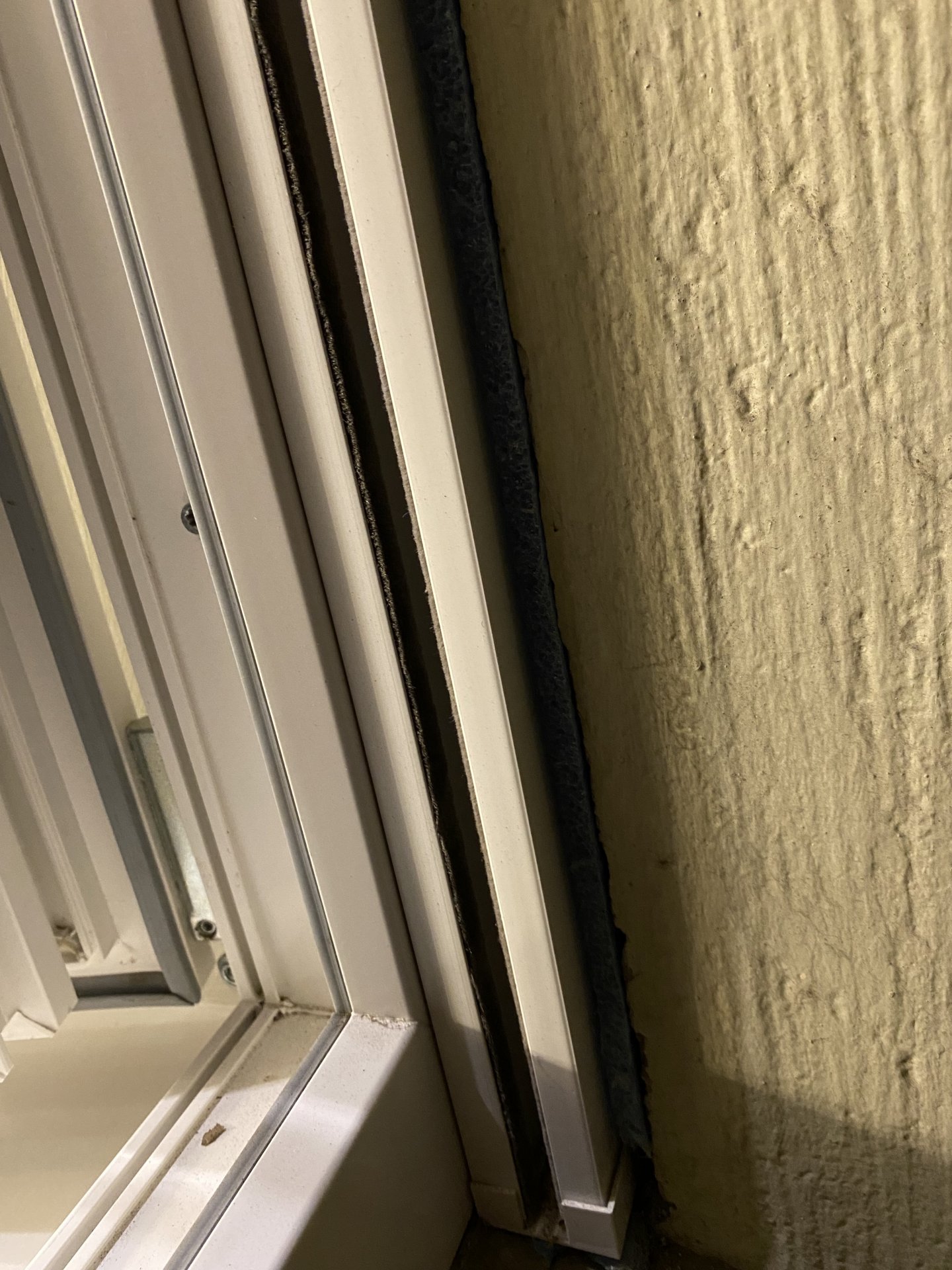 Spalt zwischen Fenster und Mauerwerk abdichten