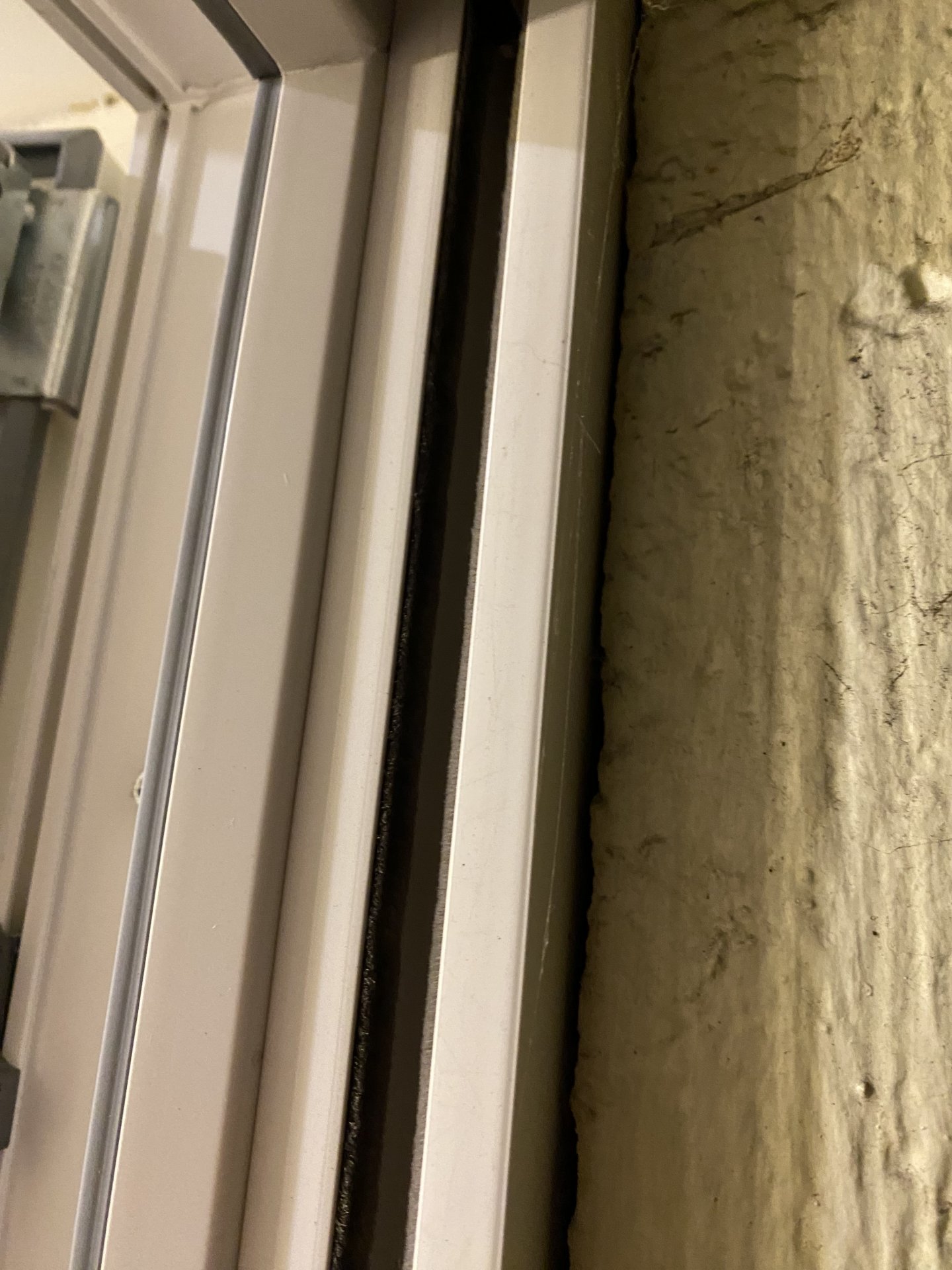 Spalt zwischen Fenster und Mauerwerk abdichten