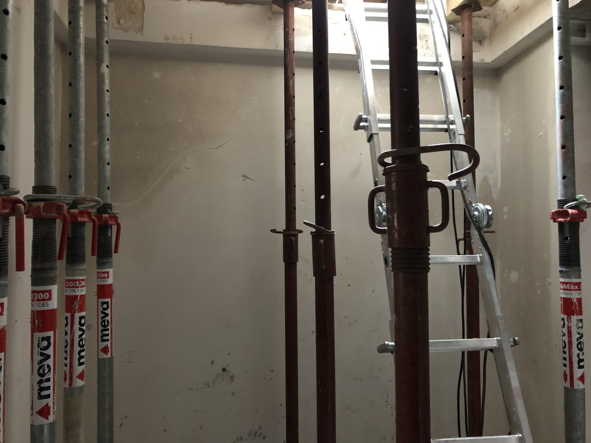 Nasse Kellerwand3.jpg