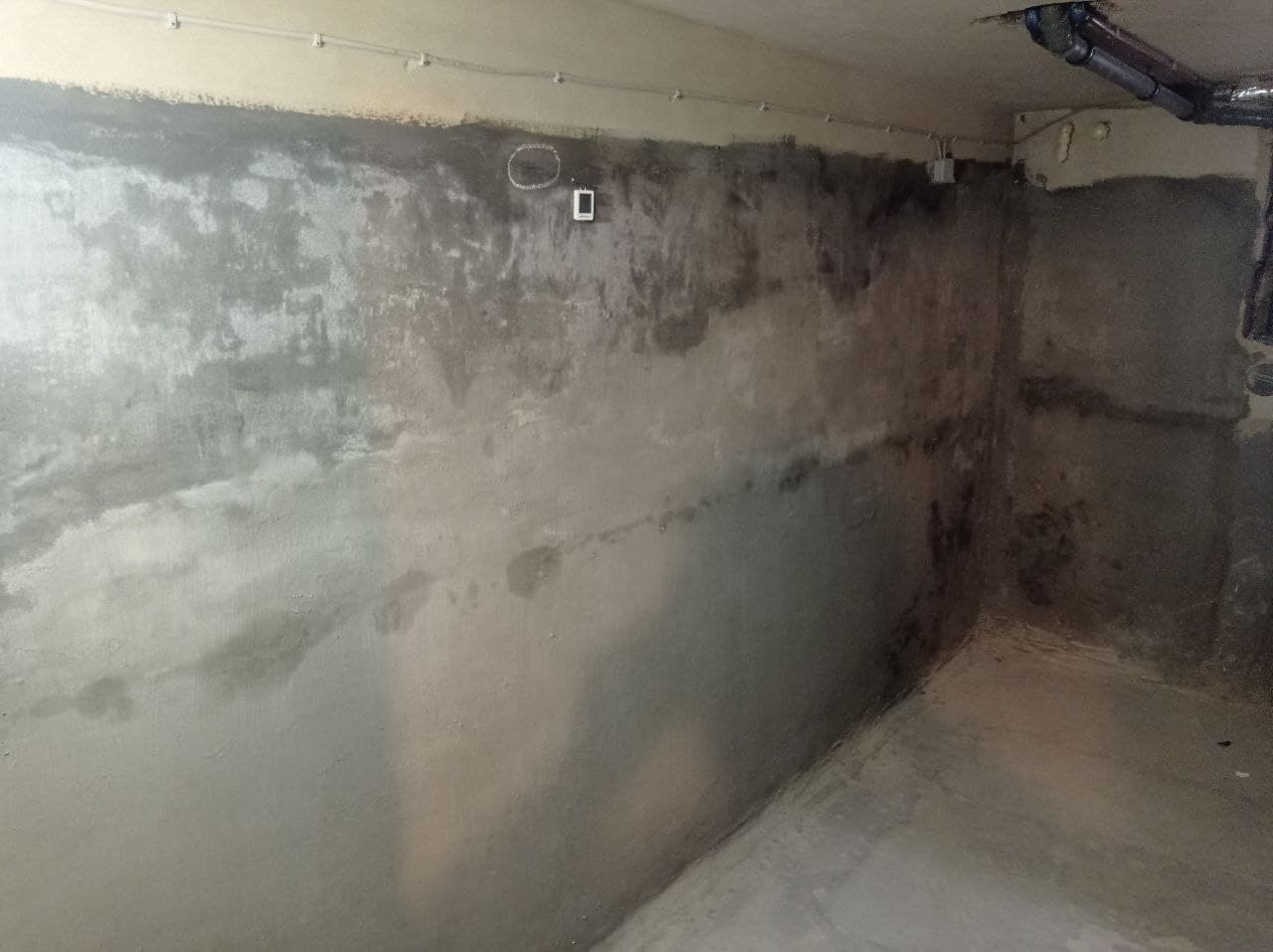 Feuchte Kellerwand
