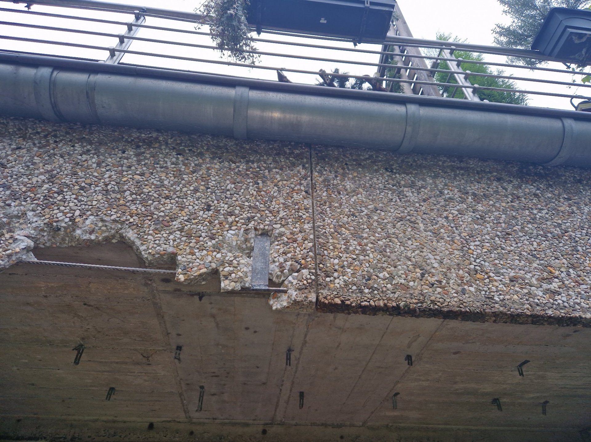 Waschbetonplatten an Fassade demontieren