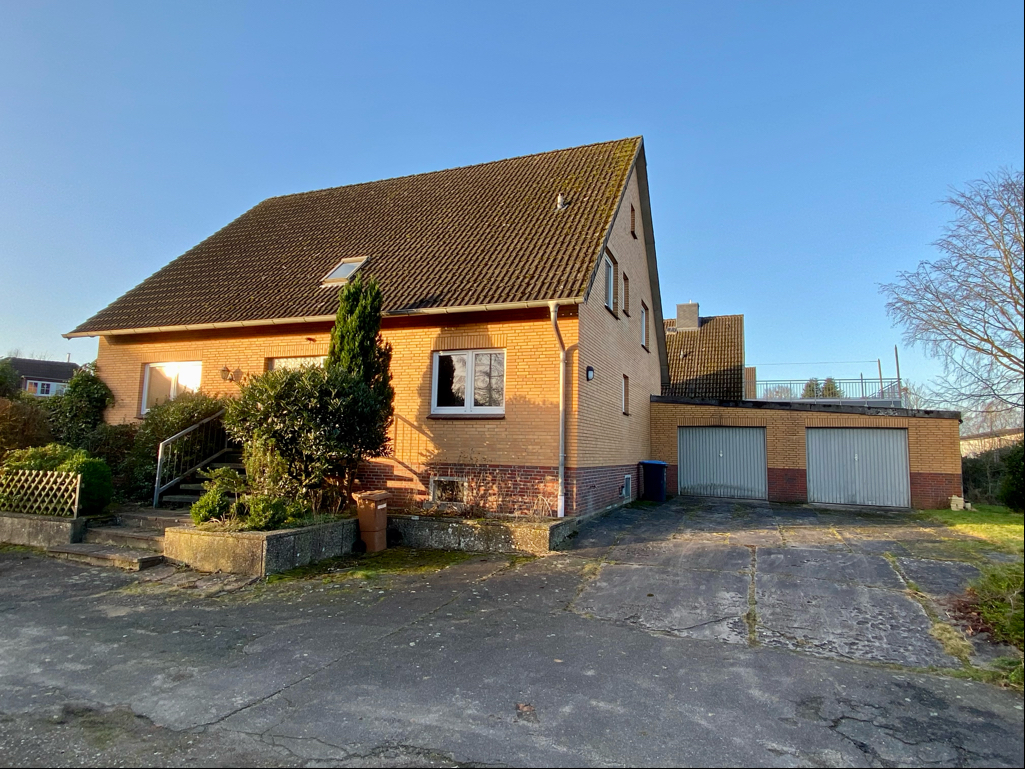 seitliche Ansicht mit Garagen.jpg