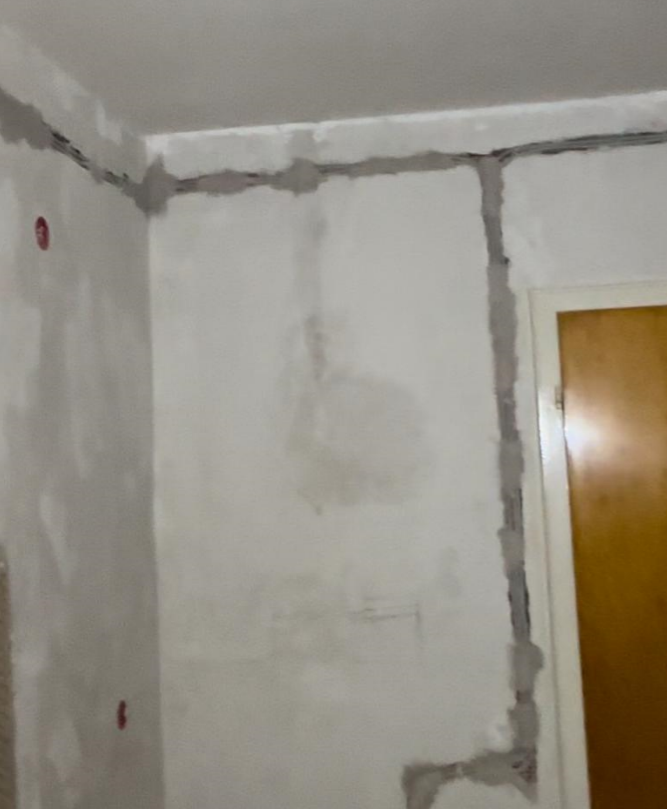 Kabelschlitze und Wasserleitung verputzen