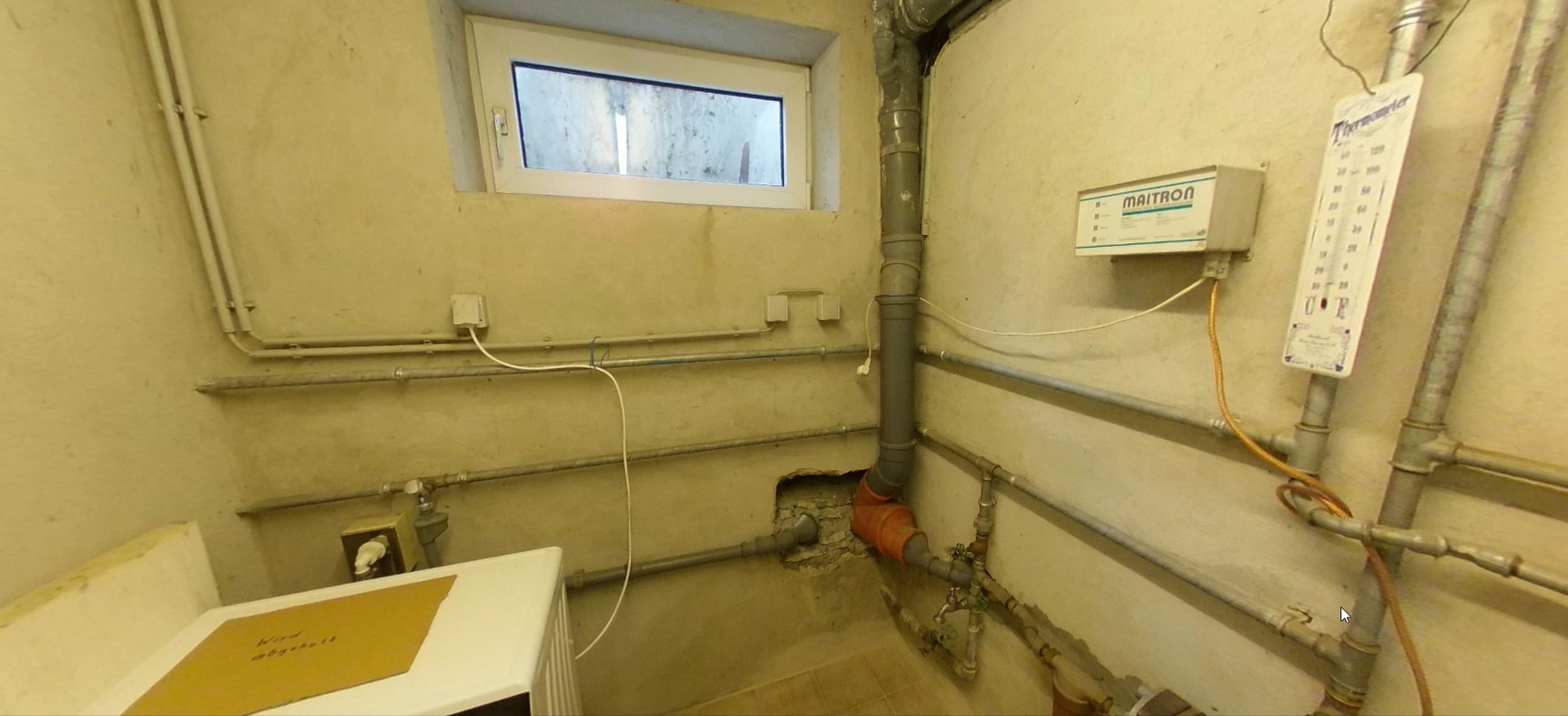 VORHER Keller_Abwasser durchleitung.jpg