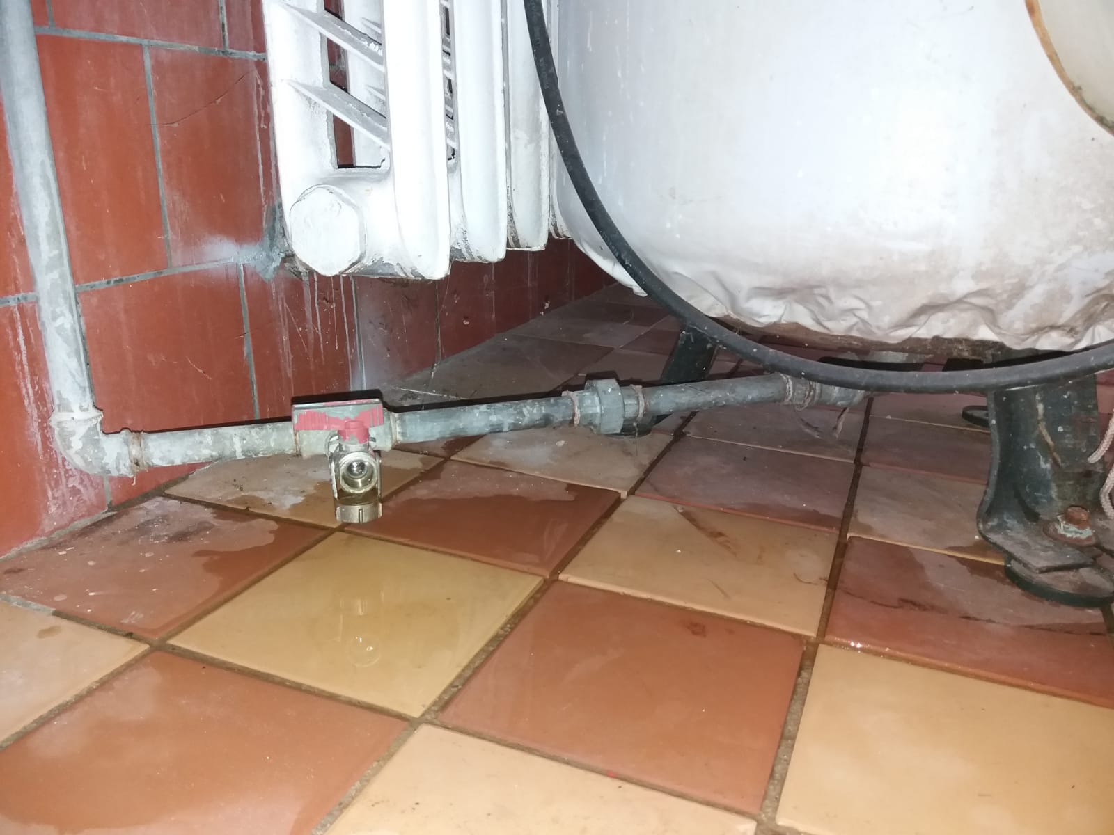 Alte Wasserleitung in Küche durchtrennen und verschließen