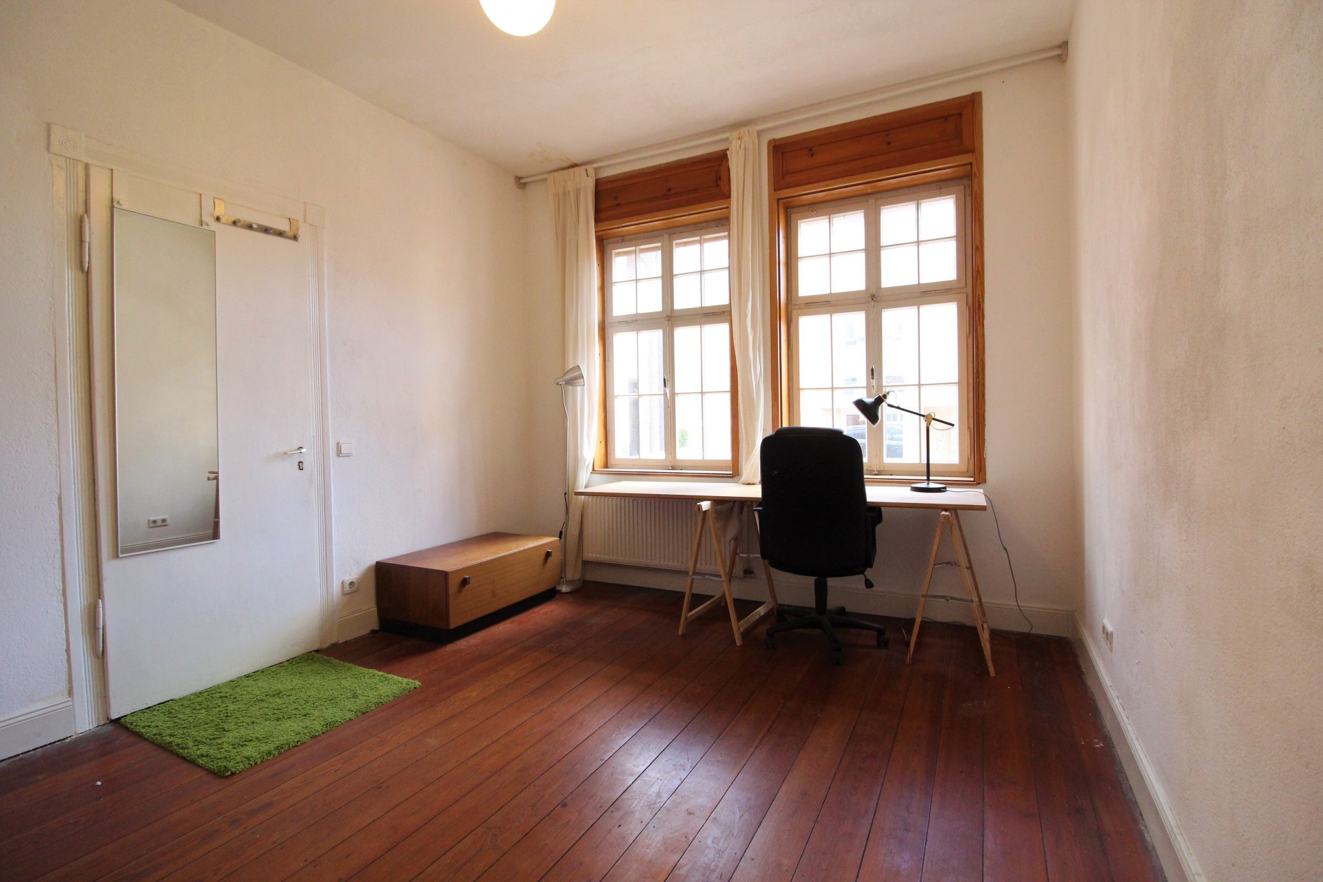 Zi.2 m. Fenstern u Tür.jpg