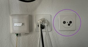 Zu überklebende Steckdose.jpg