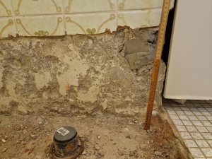 Dusche-Betonboden-Höhe-bis-Fliesenbeginn-20241124_140902.JPG