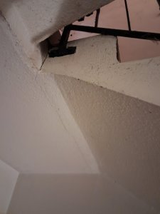 Riss unter Treppe Angrenzend zur Aussenwand .jpg