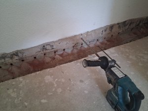 Löcher für das Harz mit Bohrmehl.jpg