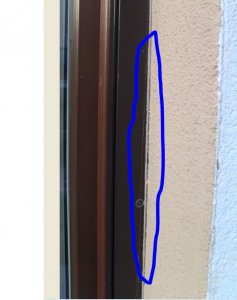Farbreste auf Rolladenführungsschiene.JPG