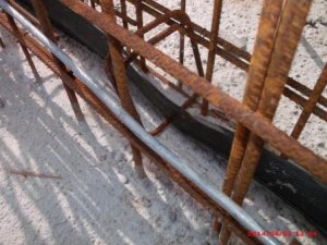 Fugenband mit Bewehrung durchbohrt.jpg