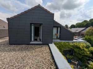 Kirchhoff - Blick auf Fenstertür zum Flachdach hin und Fenstertür über Terrasse.jpg