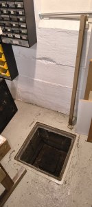 gullideckel von aussen werkstatt keller hedwigstrasse (4).jpg