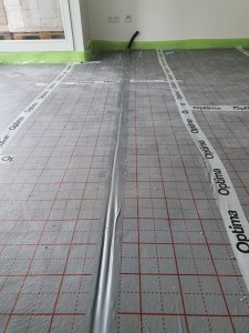 Kabel im Kabelkanal zwischen Dämmplatten.jpg