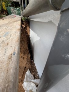 Gartenmauer_weg_vom_Haus.jpg