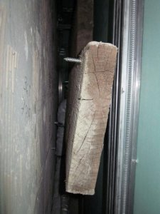 Holzplatte hinter Vorbauwand