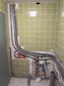 Wand voller Rohre verkleiden