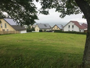 Ansicht von der Straße zur Schule  Süden Blick auf Garten und terrasse.JPG