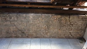 Kniestock mit Rissen 001.jpg