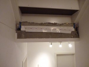 Deckenöffnung schliessen und Abdeckung unter Treppe