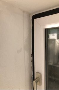Wasser dringt neben Kellerfenster ein