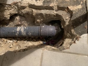 Abwasserrohr im Kellerboden