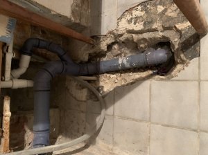 Abwasserrohr im Kellerboden