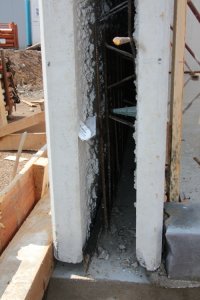 Blick in Seitenwand Nachbar.JPG