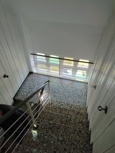 Treppenhaus - OG nach EG.JPG