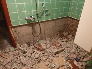 Badezimmer Wanne entfernt.jpg