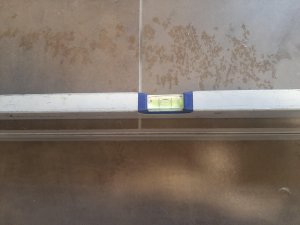 Fliese_in_Dusche_im_Lot.jpg