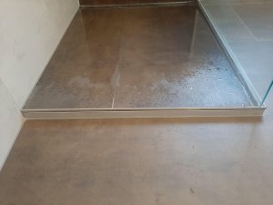 Fliese_vor_Dusche_nicht_plan.jpg